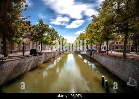 Leeren und verlassenen alten Straßen und sehen - durch in einer ruhigen, verschlafenen Altstadt in den Niederlanden. Stapel von Wolken schweben über der Down Town Center und die Stockfoto