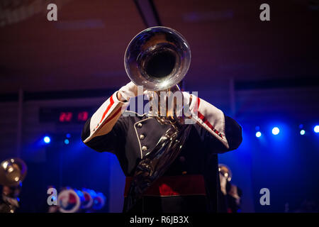 Details aus einer Musik-, Show- und Marching Band. Spielen Musiker Blasinstrumente in Uniformen. Bariton, Mellofoon., Trompete, Percussion. Concert Band Stockfoto