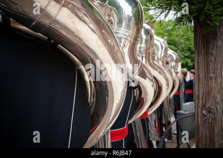 Details aus einer Musik-, Show- und Marching Band. Spielen Musiker Blasinstrumente in Uniformen. Bariton, Mellofoon., Trompete, Percussion. Concert Band Stockfoto