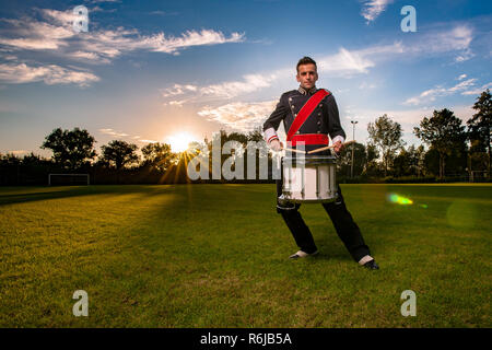 Percussion player oder Schlagzeuger bei einem Outdoor Fotoshooting mit Studio Lampen in einem attraktiven interaktiven Abend Szene Stockfoto