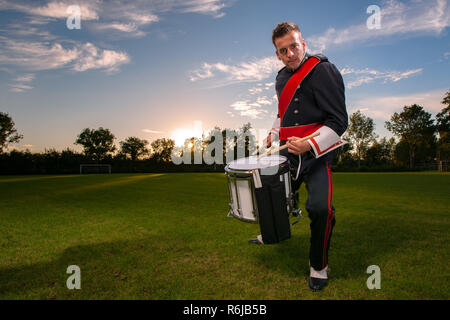 Percussion player oder Schlagzeuger bei einem Outdoor Fotoshooting mit Studio Lampen in einem attraktiven interaktiven Abend Szene Stockfoto