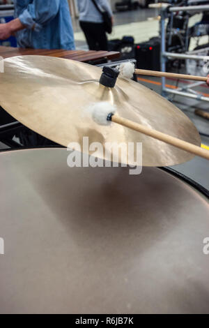 Musiker spielt die Becken auf die Pauke mit drumstick Stockfoto