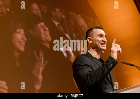 Hannover, Deutschland. 05 Dez, 2018. Der ehemalige Box-Weltmeister Wladimir Klitschko spricht die Laudatio für seinen Freund, den Rock Sänger Meine (im Hintergrund mit seiner Frau Gabi auf dem Bildschirm angezeigt). Mir war der Leibniz Ring Hannover 2018 Der Presseclub Hannover ausgezeichnet. (Dpa corpions-Frontmann Klaus Meine erhält Leibniz-Ring" vom 05.12.2018) Credit: Holger Hollemann/dpa/Alamy leben Nachrichten Stockfoto