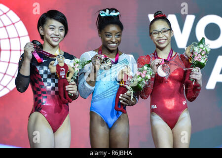 November 1, 2018 - Doha, Katar - Mai Murakami, SIMONE BILES, und MORGAN HURD posieren für Fotos auf die Auszeichnungen Podium während der vielseitige Finale Wettbewerb auf dem Aspire Dome in Doha, Katar. (Bild: © Amy Sanderson/ZUMA Draht) Stockfoto