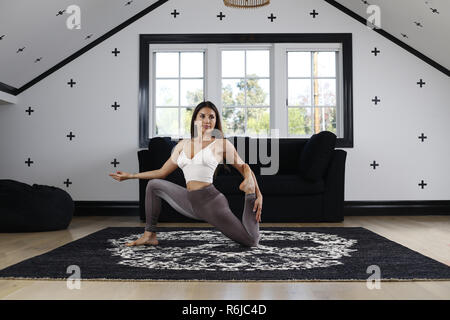 San Diego, CA, USA. 9 Nov, 2018. November 9, 2018 - San Diego, Kalifornien, USA - eine Frau mit braunen Haaren tut Yoga in einem Schwarz und Weiß eingerichtete Zimmer in La Jolla Kalifornien Credit: KC Alfred/ZUMA Draht/Alamy leben Nachrichten Stockfoto