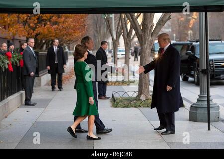 Washington DC, USA. 4. Dezember, 2018. Us-Präsident Donald Trump erreicht die ehemaligen Präsidenten George W. Bush und ehemalige First Lady Laura Bush außerhalb von Blair House Dezember 4, 2018 in Washington, DC zu begrüßen. Bush ist in Blair House übernachten der Trauerfeier für seinen Vater des verstorbenen Präsidenten George H.W. zu besuchen Bush. Credit: Planetpix/Alamy leben Nachrichten Stockfoto