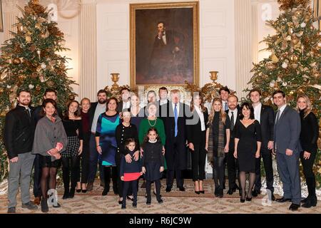 Washington DC, USA. 4. Dezember, 2018. Us-Präsident Donald Trump und First Lady Melania Trump pose mit ehemalige First Lady Laura Bush, Mitte, und Bush Familie Abgeordneten im Speisesaal des Weißen Hauses Dezember 4, 2018 in Washington, DC. Credit: Planetpix/Alamy leben Nachrichten Stockfoto