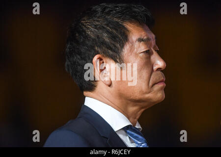 Doha, Katar. 1 Nov, 2018. Abb. Präsident Morinari Watanabe wartet, Medaillen während der vielseitige Finale Wettbewerb auf dem Aspire Dome in Doha, Katar. Credit: Amy Sanderson/ZUMA Draht/Alamy leben Nachrichten Stockfoto