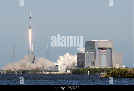 Cape Canaveral, Florida, USA. Dezember 5, 2018 - Cape Canaveral, Florida, United States - eine SpaceX Falcon 9 Rakete erfolgreich startet seine 16 resupply Mission zur Internationalen Raumstation (ISS) am 5. Dezember 2018 der Cape Canaveral Air Force Station in Florida. Erste Stufe der Booster erlebt eine Störung und nur Offshore landete in den Atlantischen Ozean anstatt sein beabsichtigtes Ziel an Land. Credit: Paul Hennessy/Alamy leben Nachrichten Stockfoto