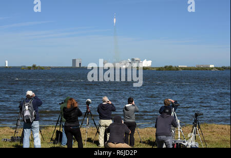 Cape Canaveral, Florida, USA. Dezember 5, 2018 - Cape Canaveral, Florida, United States - Mitglieder der Medien noch eine SpaceX Falcon 9 Rakete als erfolgreich startet seine 16 resupply Mission zur Internationalen Raumstation (ISS) am 5. Dezember 2018 der Cape Canaveral Air Force Station in Florida. Erste Stufe der Booster erlebt eine Störung und nur Offshore landete in den Atlantischen Ozean anstatt sein beabsichtigtes Ziel an Land. Credit: Paul Hennessy/Alamy leben Nachrichten Stockfoto