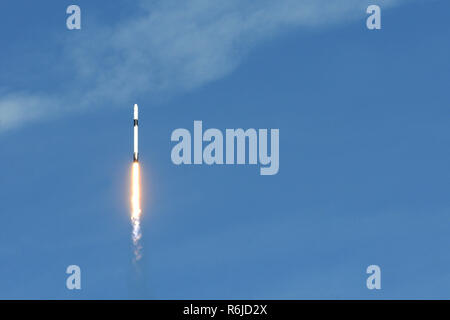 Cape Canaveral, Florida, USA. Dezember 5, 2018 - Cape Canaveral, Florida, United States - eine SpaceX Falcon 9 Rakete erfolgreich startet seine 16 resupply Mission zur Internationalen Raumstation (ISS) am 5. Dezember 2018 der Cape Canaveral Air Force Station in Florida. Erste Stufe der Booster erlebt eine Störung und nur Offshore landete in den Atlantischen Ozean anstatt sein beabsichtigtes Ziel an Land. Credit: Paul Hennessy/Alamy leben Nachrichten Stockfoto