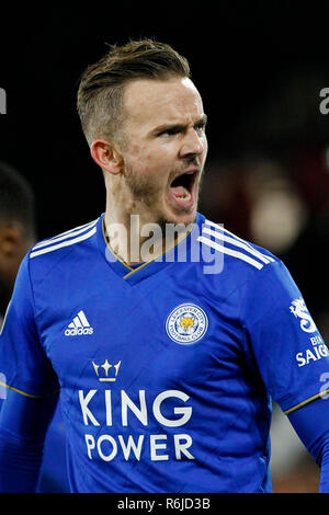 London, Großbritannien. 5 Dez, 2018. Ziel - James Maddison von Leicester City feiert mit den Fans beim Premier League Spiel zwischen Fulham und Leicester City im Craven Cottage, London, England am 5. Dezember 2018. Foto von Carlton Myrie. Nur die redaktionelle Nutzung, eine Lizenz für die gewerbliche Nutzung erforderlich. Keine Verwendung in Wetten, Spiele oder einer einzelnen Verein/Liga/player Publikationen. Credit: UK Sport Pics Ltd/Alamy leben Nachrichten Stockfoto