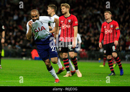 London, Großbritannien. 5 Dez, 2018. Lucas Moura von Tottenham Hotspur feiert, nachdem er zählt seine Mannschaften 2. Ziel. EPL Premier League match, Tottenham Hotspur v Southampton im Wembley Stadion in London am Mittwoch, den 5. Dezember 2018. Dieses Bild dürfen nur für redaktionelle Zwecke verwendet werden. Nur die redaktionelle Nutzung, eine Lizenz für die gewerbliche Nutzung erforderlich. Keine Verwendung in Wetten, Spiele oder einer einzelnen Verein/Liga/player Publikationen. pic von Steffan Bowen/Andrew Orchard sport Fotografie/Alamy Live news Credit: Andrew Orchard sport Fotografie/Alamy leben Nachrichten Stockfoto