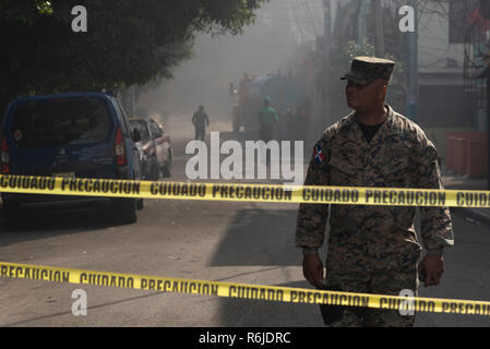 Santo Domingo, Dominikanische Republik. 05 Dez, 2018. Ein Soldat steht auf einem gesperrten Straße in Aktion nach einer starken Explosion in einer Fabrik. Nach Angaben der Zeitung, der Schock war in großen Teilen der Stadt zu spüren. Die Ursache der Explosion ist noch unklar. Credit: Pedro Bazil/dpa/Alamy leben Nachrichten Stockfoto