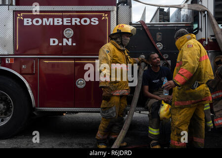 Santo Domingo, Dominikanische Republik. 05 Dez, 2018. Rettungseinheiten Arbeiten in einem Kunststoff Fabrik nach einer großen Explosion. Nach Angaben der Zeitung, der Schock war in großen Teilen der Stadt zu spüren. Die Ursache der Explosion ist noch unklar. Credit: Pedro Bazil/dpa/Alamy leben Nachrichten Stockfoto