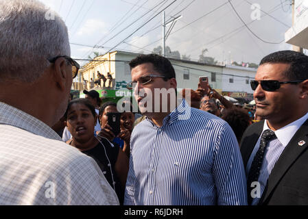 Santo Domingo, Dominikanische Republik. 05 Dez, 2018. Miguel David Collado Morales, Bürgermeister von Santo Domingo, spricht mit Journalisten nach der Explosion in einer Fabrik. Nach Angaben der Zeitung, der Schock war in großen Teilen der Stadt zu spüren. Die Ursache der Explosion ist noch unklar. Credit: Pedro Bazil/dpa/Alamy leben Nachrichten Stockfoto