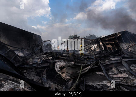 Santo Domingo, Dominikanische Republik. 05 Dez, 2018. Rettungseinheiten Arbeiten in einem Kunststoff Fabrik nach einer großen Explosion. Nach Angaben der Zeitung, der Schock war in großen Teilen der Stadt zu spüren. Die Ursache der Explosion ist noch unklar. Credit: Pedro Bazil/dpa/Alamy leben Nachrichten Stockfoto