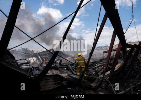 Santo Domingo, Dominikanische Republik. 05 Dez, 2018. Rettungseinheiten Arbeiten in einem Kunststoff Fabrik nach einer großen Explosion. Nach Angaben der Zeitung, der Schock war in großen Teilen der Stadt zu spüren. Die Ursache der Explosion ist noch unklar. Credit: Pedro Bazil/dpa/Alamy leben Nachrichten Stockfoto