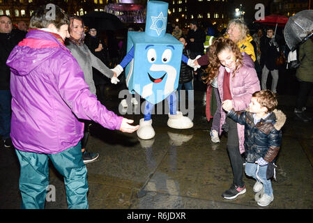 London, Großbritannien. 5. Dezember 2018: Dreidleman unterhält die Massen an Chanukka auf dem Trafalgar Square. Chanukah ein jüdisches Fest zum Gedenken an den Triumph des Lichtes über die Dunkelheit. Credit: Claire Doherty/Alamy leben Nachrichten Stockfoto