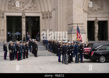 Washington DC, USA. 5. Dez 2018. Trauerfeier für George HW Bush-December 6,- Die Schatulle kommt an Washington National Cathedral für die trauerfeier von George H. W. Bush Credit: Donovan Mark/Alamy leben Nachrichten Stockfoto