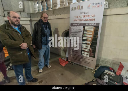 London, Großbritannien. 5. Dezember 2018. Sozialer Wohnungsbau Aktion Kampagne SHAC halten ihre jährliche Alternative Gehäuse Auszeichnungen außerhalb des Nationalen Gehäuse den Cups zu Wohnungsbaugesellschaften für arme Reparaturen, Service, soziale Reinigung & dodgy Entwicklung, Mieten, Mangel an Verantwortlichkeit & Spin, verpfuschen Management, Armut bezahlen, strafende Performance Management, Relentless restrukturiert und Mobbing. Credit: Peter Marschall/Alamy leben Nachrichten Stockfoto