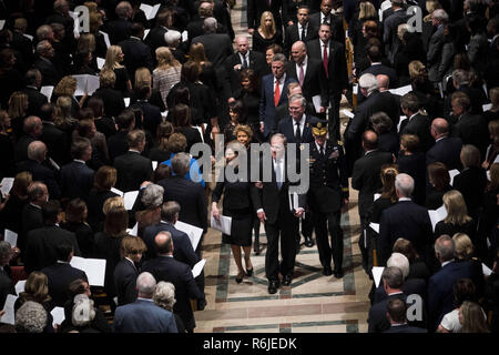 Washington, District of Columbia, USA. 5 Dez, 2018. Ehemaliger Präsident George W. Bush mit seiner Frau Laura während zu Fuß hinter dem Sarg seines Vaters ehemaliger Präsident George Herbert Walker Bush während einer Gedenkveranstaltung in der National Cathedral in Washington, Mittwoch, Dezember 5, 2018. Credit: ZUMA Press, Inc./Alamy leben Nachrichten Stockfoto