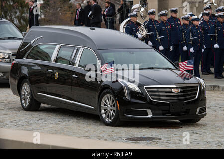 Der Leichenwagen, Durchführung der Flagge - drapierte Schatulle des ehemaligen Präsidenten George H.W. Bush fährt nach dem Staatsbegräbnis in der National Cathedral Dezember 5, 2018 in Washington, DC. Bush, der 41. Präsident, starb in seinem Haus in Houston Alter 94. Stockfoto