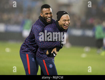 Straßburg, Frankreich. 5 Dez, 2018. Choupo Moting und Kylian Mbappe während der Französischen L1 Fußballspiel zwischen Straßburg und Paris Saint-Germain (PSG) im Stade de la Meinau Stadium, in Straßburg. Credit: Elyxandro Cegarra/SOPA Images/ZUMA Draht/Alamy leben Nachrichten Stockfoto