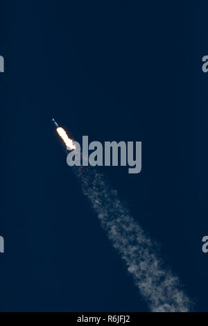 Cape Canaveral Air Force Station in Florida, USA. 5. Dez 2018. Eine SpaceX Falcon 9 Rakete Durchführung der Drache resupply Raumfahrzeug Knalle weg vom Weltraum aus komplexen 40 Start in Cape Canaveral Air Force Station 5. Dezember in Cape Canaveral, Florida, 2018. Die wiederverwendbaren Falcon-Rakete ist in der 16. Commercial resupply Services Mission zur Internationalen Raumstation. Credit: Planetpix/Alamy leben Nachrichten Stockfoto