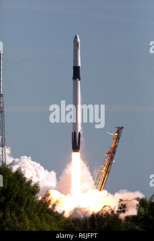 Cape Canaveral Air Force Station in Florida, USA. 5. Dez 2018. Eine SpaceX Falcon 9 Rakete Durchführung der Drache resupply Raumfahrzeug Knalle weg vom Weltraum aus komplexen 40 Start in Cape Canaveral Air Force Station 5. Dezember in Cape Canaveral, Florida, 2018. Die wiederverwendbaren Falcon-Rakete ist in der 16. Commercial resupply Services Mission zur Internationalen Raumstation. Credit: Planetpix/Alamy leben Nachrichten Stockfoto