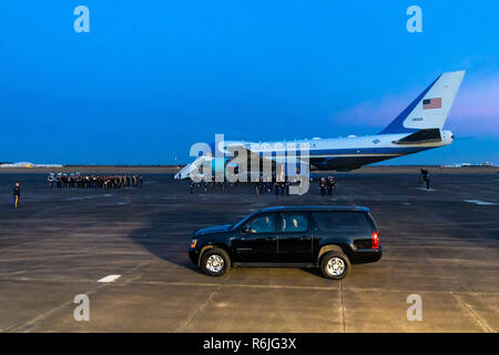 Houston, TX, USA. 8. Apr 2015. Laura Bush Wellen wie der ehemalige Präsident George Herbert Walker Bush Beerdigung Konvoi verlässt Ellington Field Joint Mindestreservebasis am Mittwoch, 5. Dezember 2018 in Houston. Foto von: Juan DeLeon/Zuma drücken Sie Credit: Juan DeLeon/ZUMA Draht/Alamy leben Nachrichten Stockfoto