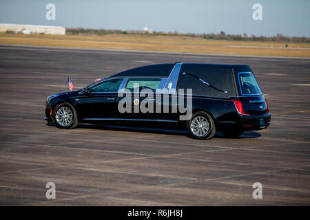 Houston, TX, USA. 8. Apr 2015. Cadillac XTS Leichenwagen erwartet für die ehemaligen Präsidenten George Herbert Walker Bush auf Ellington Field Joint Mindestreservebasis am Mittwoch, 5. Dezember 2018 in Houston zu gelangen. Foto von: Juan DeLeon/Zuma drücken Sie Credit: Juan DeLeon/ZUMA Draht/Alamy leben Nachrichten Stockfoto