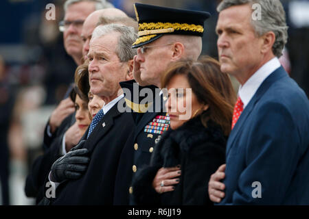 Der frühere US-Präsident George W. Bush und die Mitglieder der Familie Bush zusehen, wie eine gemeinsame Dienstleistungen militärische Ehrengarde trägt die Fahne - drapierte Schatulle des ehemaligen US-Präsidenten George H.W. Bush aus dem US Capitol in Washington, Mittwoch, Dezember 5, 2018. Credit: Shawn Thew/Pool über CNP | Verwendung weltweit Stockfoto