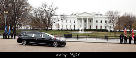 Ein leichenwagen Tragen der Fahne - drapierte Schatulle des ehemaligen US-Präsidenten George H.W. Bush geht durch das Weiße Haus auf dem Weg nach Washington National Cathedral für das staatsbegräbnis Der 41. Präsident der Vereinigten Staaten in Washington, D.C., 5. Dezember 2018. Quelle: Martin H. Simon/CNP | Verwendung weltweit Stockfoto