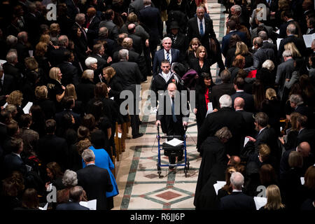 Der ehemalige nationale Sicherheitsberater Brent Scowcroft Spaziergänge hinter es Schatulle des ehemaligen Präsidenten George Herbert Walker Bush in der Mitte der Insel nach einer Gedenkveranstaltung in der National Cathedral in Washington, Mittwoch, 04.12. 5, 2018. Quelle: Doug Mills/Pool über CNP | Verwendung weltweit Stockfoto