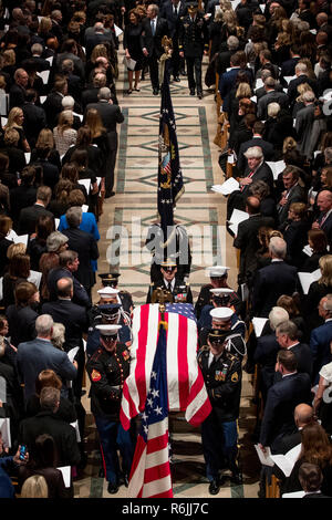 Der ehemalige Präsident George Bush und seine Frau ehemalige First Lady Laura Bush, oben in der Mitte und folgen Sie der Flagge - drapierte Schatulle des ehemaligen Präsidenten George H.W. Bush ist durch eine militärische Ehrengarde bei einem Staatsbegräbnis in der National Cathedral, Mittwoch, Dezember 5, 2018, in Washington. Credit: Andrew Harnik/Pool über CNP | Verwendung weltweit Stockfoto