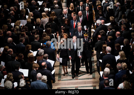 Ehemaliger Präsident George W. Bush mit seiner Frau Laura während zu Fuß hinter dem Sarg seines Vaters ehemaliger Präsident George Herbert Walker Bush während einer Gedenkveranstaltung in der National Cathedral in Washington, Mittwoch, 04.12. 5, 2018. Quelle: Doug Mills/Pool über CNP | Verwendung weltweit Stockfoto