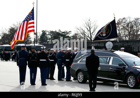 Die Flagge - drapierte Schatulle des ehemaligen Präsidenten George H.W. Bush wird durch einen gemeinsamen Dienstleistungen militärische Ehrengarde zu speziellen Mission 41, Mittwoch, Dezember 5, 2018 durchgeführt, an der Andrews Air Force Base, Md. Credit: Alex Brandon/Pool über CNP | Verwendung weltweit Stockfoto