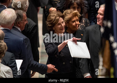 Der ehemalige Verteidigungsminister Leon Panetta, Links, grüßt der ehemalige Präsident George Bush, rechts, wie er und seine Frau, die ehemalige First Lady Laura Bush folgen der Flagge - drapierte Schatulle des ehemaligen Präsidenten George H.W. Bush ist durch eine militärische Ehrengarde bei einem Staatsbegräbnis in der National Cathedral, Mittwoch, Dezember 5, 2018, in Washington. Auch dargestellt ist Columba Bush, die Frau des ehemaligen Florida reg. Jeb Bush, zweite von rechts. Credit: Andrew Harnik/Pool über CNP | Verwendung weltweit Stockfoto