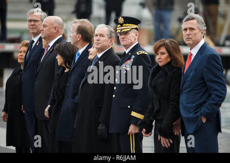 Der ehemalige US-Präsident George W. Bush und die Mitglieder der Familie Bush zusehen, wie eine gemeinsame Dienstleistung Ehrengarde trägt die Schatulle des ehemaligen US-Präsidenten George H.W. Bush aus dem US Capitol in Washington, DC, USA, 05. Dezember 2018. George H.W. Bush, der 41. Präsident der Vereinigten Staaten (1989-1993), starb im Alter von 94 Jahren am 30. November 2018 in seinem Haus in Texas. Credit: Shawn Thew/Pool über CNP | Verwendung weltweit Stockfoto