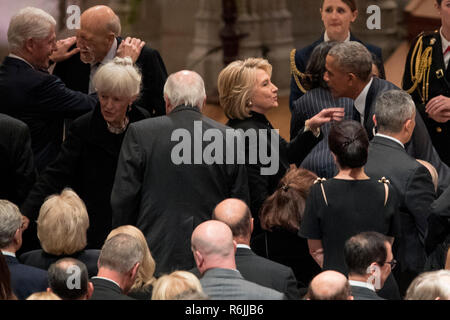 Ehemalige Außenministerin Hillary Clinton, zweiter von rechts, grüßt der ehemalige Präsident Barack Obama, rechts, bevor ein Staatsbegräbnis für ehemaligen Präsidenten George H.W. Bush in der National Cathedral, Mittwoch, Dezember 5, 2018, in Washington. Auch dargestellt ist der ehemalige Präsident Bill Clinton, Links. Credit: Andrew Harnik/Pool über CNP | Verwendung weltweit Stockfoto