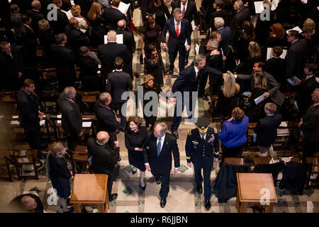 Der ehemalige Präsident George Bush und seine Frau ehemalige First Lady Laura Bush, unten Mitte, ehemalige Florida reg. Jeb Bush, und seine Frau Columba Bush, Mitte, und andere Mitglieder der Familie Bush folgen der Flagge - drapierte Schatulle des ehemaligen Präsidenten George H.W. Bush ist durch eine militärische Ehrengarde bei einem Staatsbegräbnis in der National Cathedral, Mittwoch, Dezember 5, 2018, in Washington. Credit: Andrew Harnik/Pool über CNP | Verwendung weltweit Stockfoto