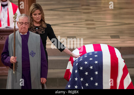 Washington. 5 Dez, 2018. Jenna Bush Hager, die Tochter des ehemaligen Präsidenten George Bush, berührt die Schatulle des ehemaligen Präsidenten George H.W. Bush nach dem Gespräch an seinem Staatsbegräbnis in der National Cathedral, Mittwoch, Dezember 5, 2018, in Washington. Credit: Andrew Harnik/Pool über CNP | Verwendung der weltweiten Kredit: dpa/Alamy leben Nachrichten Stockfoto