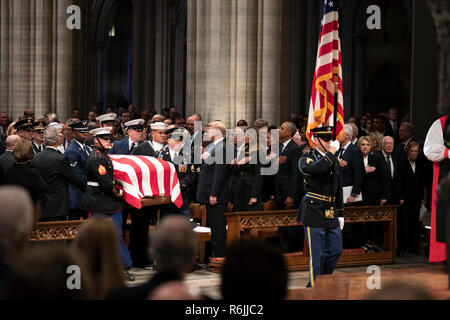 Washington. 5 Dez, 2018. Die Flagge - drapierte Schatulle des ehemaligen Präsidenten George H.W. Bush wird durch eine militärische Ehrengarde Vergangenheit ehemaliger Präsident George W. Bush durchgeführt, linke Seite, Präsident Donald Trump, erste Dame Melania Trump, ehemaliger Präsident Barack Obama, Michelle Obama, der ehemalige Präsident Bill Clinton, der ehemalige Außenministerin Hillary Clinton, der ehemalige Präsident Jimmy Carter, und Rosalynn Carter bei einem Staatsbegräbnis in der National Cathedral, Mittwoch, Dezember 5, 2018, in Washington. Credit: Alex Brandon/Pool über CNP | Verwendung der weltweiten Kredit: dpa/Alamy leben Nachrichten Stockfoto