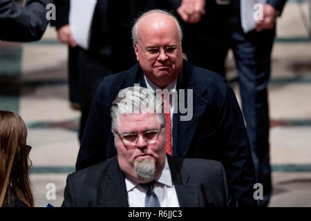 Washington. 5 Dez, 2018. Republikanischer Stratege und ehemaliger Berater des Weißen Hauses Karl Rove, oben, fährt nach dem Staatsbegräbnis für ehemaligen Präsidenten George H.W. Bush in der National Cathedral, Mittwoch, Dezember 5, 2018, in Washington. Credit: Andrew Harnik/Pool über CNP | Verwendung der weltweiten Kredit: dpa/Alamy leben Nachrichten Stockfoto