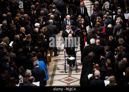 Washington, Vereinigte Staaten von Amerika. 06 Dez, 2018. Der ehemalige nationale Sicherheitsberater Brent Scowcroft Spaziergänge hinter es Schatulle des ehemaligen Präsidenten George Herbert Walker Bush in der Mitte der Insel nach einer Gedenkveranstaltung in der National Cathedral in Washington, Mittwoch, Dezember 5, 2018. Quelle: Doug Mills/Pool über CNP | Verwendung der weltweiten Kredit: dpa/Alamy leben Nachrichten Stockfoto