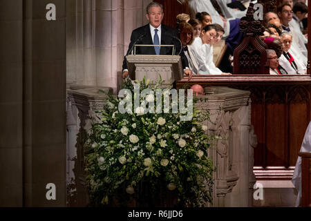 Washington. 5 Dez, 2018. Der ehemalige Präsident George Bush spricht während der Beerdigung seines Vaters, des ehemaligen Präsidenten George H.W. Bush, an die National Cathedral, Mittwoch, Dezember 5, 2018, in Washington. Credit: Andrew Harnik/Pool über CNP | Verwendung der weltweiten Kredit: dpa/Alamy leben Nachrichten Stockfoto