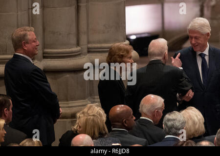 Washington. 5 Dez, 2018. Der ehemalige Vizepräsident Al Gore, Links, als der ehemalige Präsident Jimmy Carter, zweiter von rechts, und ehemalige First Lady Rosalynn Carter, dritter von rechts, spricht mit den ehemaligen Präsidenten Bill Clinton, rechts, bevor ein Staatsbegräbnis für ehemaligen Präsidenten George H.W. Bush in der National Cathedral, Mittwoch, Dezember 5, 2018, in Washington. Credit: Andrew Harnik/Pool über CNP | Verwendung der weltweiten Kredit: dpa/Alamy leben Nachrichten Stockfoto