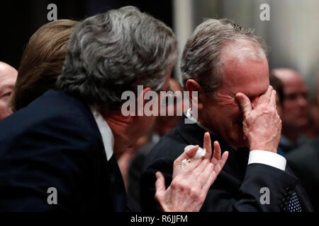 Washington. 5 Dez, 2018. Ehemaliger Präsident George W. Bush, rechts, schreit nach einem Gespräch während der Staatsbegräbnis für seinen Vater, ehemaliger Präsident George H.W. Bush, an die National Cathedral, Mittwoch, Dezember 5, 2018, in Washington. Credit: Alex Brandon/Pool über CNP | Verwendung der weltweiten Kredit: dpa/Alamy leben Nachrichten Stockfoto