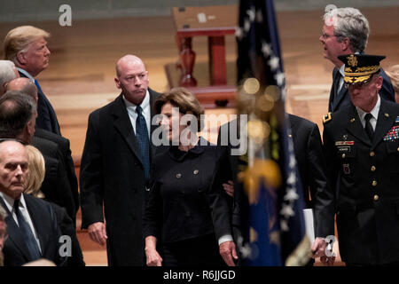 Washington. 5 Dez, 2018. Präsident Donald Trump, Links, schaut auf ehemalige Florida reg. Jeb Bush, rechts, als Bush Familie Mitglieder befolgen Sie die Flagge - drapierte Schatulle des ehemaligen Präsidenten George H.W. Bush, als er durch eine militärische Ehrengarde bei einem Staatsbegräbnis in der National Cathedral, Mittwoch, Dezember 5, 2018, in Washington. Auch dargestellt ist Präsident Donald Trump Stabschef John Kelly, unten links, und ehemalige First Lady Laura Bush, Mitte. Credit: Andrew Harnik/Pool über CNP | Verwendung der weltweiten Kredit: dpa/Alamy leben Nachrichten Stockfoto